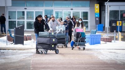 2022年4月1日起，加拿大将不再要求入境加拿大的人在抵达前进行新冠测试。
